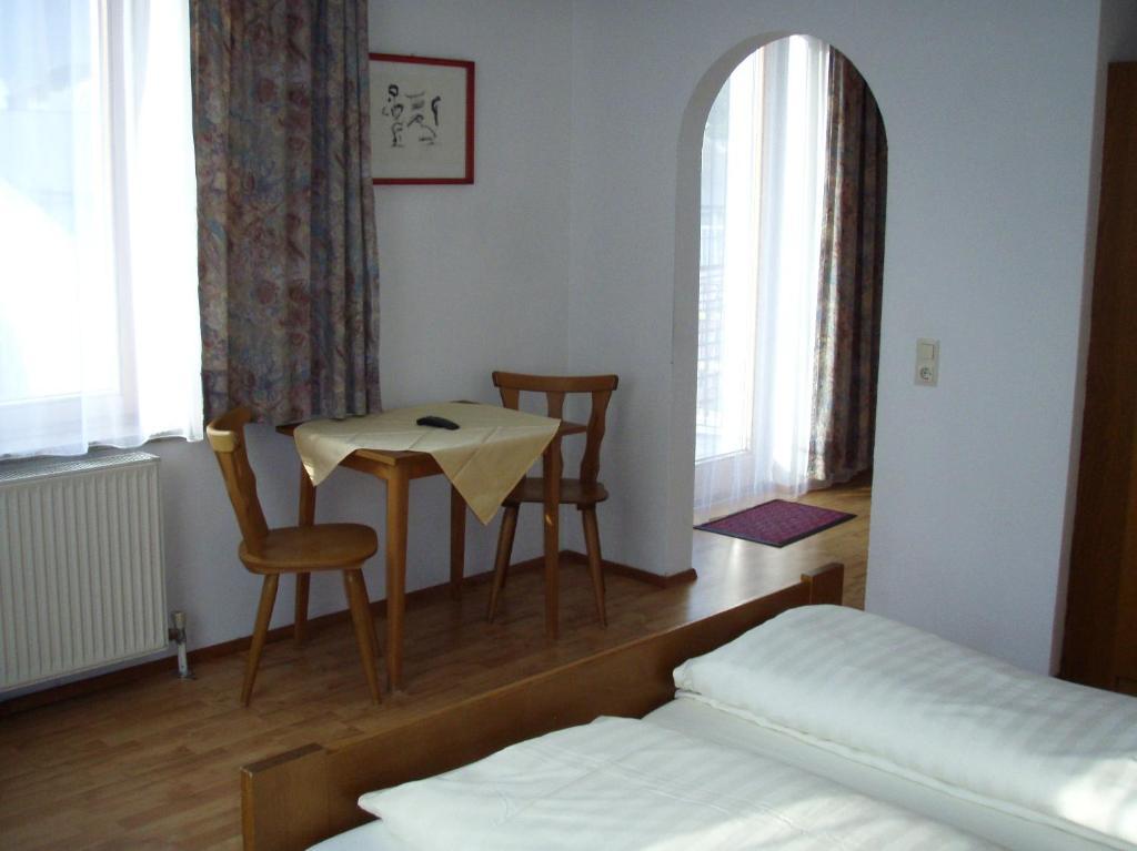 Schwarzer Adler Hotel Ландек Стая снимка