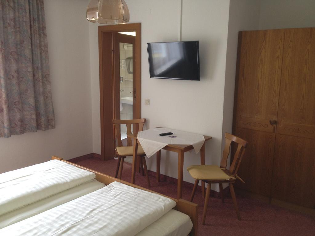 Schwarzer Adler Hotel Ландек Екстериор снимка